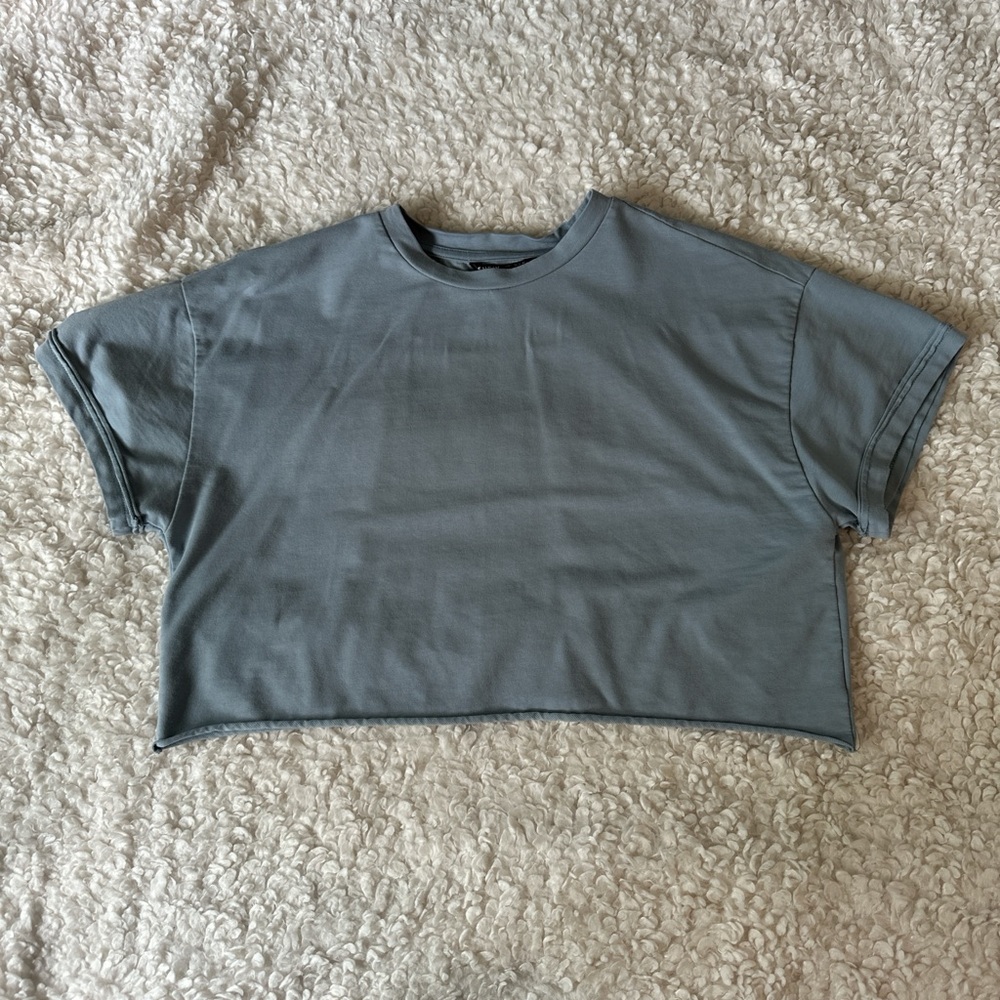 Cropped blue t-shirt